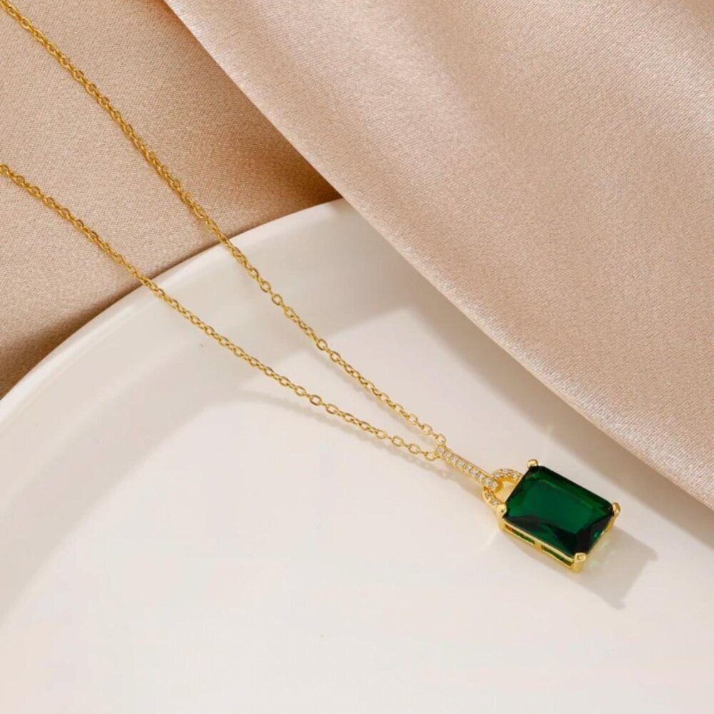 Square Grand Green Cubic Zirconia Stone-encrusted Casual Simplicity Necklace Sta